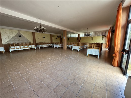 Intera Struttura Ricettiva Con Varie Sale Ristorante, Ampi Spazi Esterni Curati.